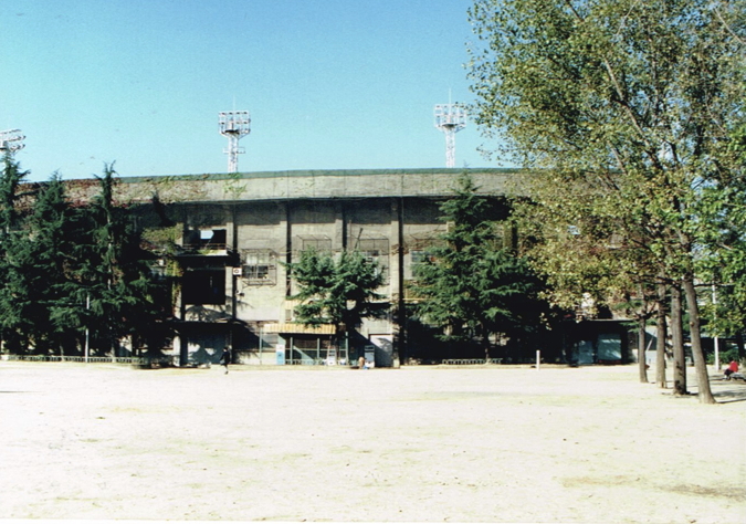 _ A quiet Sunday morning, 28 October 1990: the municipal Osaka Pool at Ogimachi Park in downtown Osaka, site of the rally to welcome Mandela and other special guests to Japan.  _ A quiet Sunday morning, 28 October 1990: the municipal Osaka Pool at Ogimachi Park in downtown Osaka, site of the rally to welcome Mandela and other special guests to Japan.