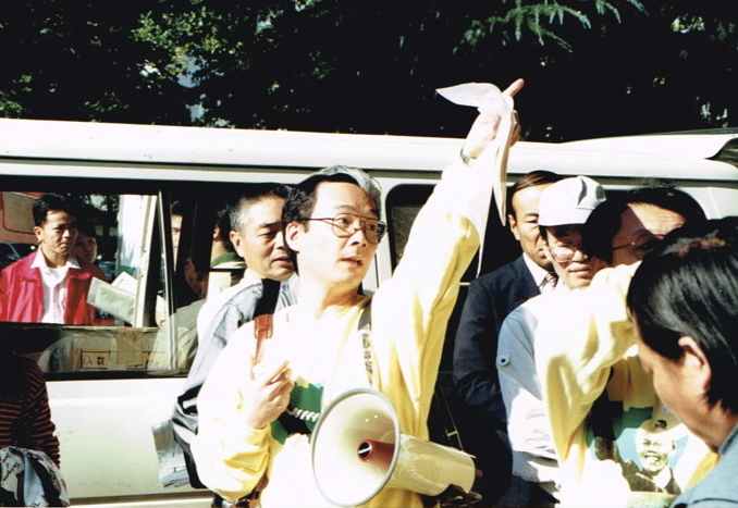 _ Keiji Shimogaki (center), head of a local anti-apartheid group in Osaka, directing volunteers as the morning pace picks up to meet the rally’s starting time of 12:00 noon.  _ Keiji Shimogaki (center), head of a local anti-apartheid group in Osaka, directing volunteers as the morning pace picks up to meet the rally’s starting time of 12:00 noon.