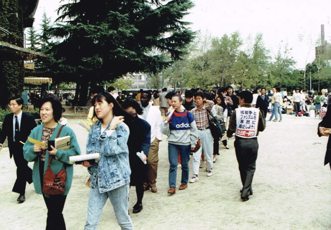 _ 11:30 a.m., a half-hour before starting time: The waiting crowds of Japanese and foreign audience members excitedly start making their way into the Osaka Pool stadium.  _ 11:30 a.m., a half-hour before starting time: The waiting crowds of Japanese and foreign audience members excitedly start making their way into the Osaka Pool stadium.