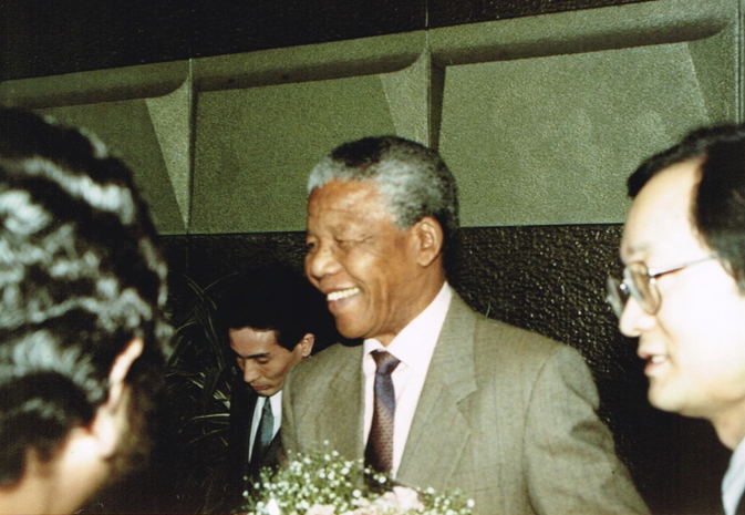 _ Amid a very tight Japanese security presence, Mandela greets the well-wishers who turned out to meet him upon his arrival at Osaka International (Itami) Airport.  _ Amid a very tight Japanese security presence, Mandela greets the well-wishers who turned out to meet him upon his arrival at Osaka International (Itami) Airport.