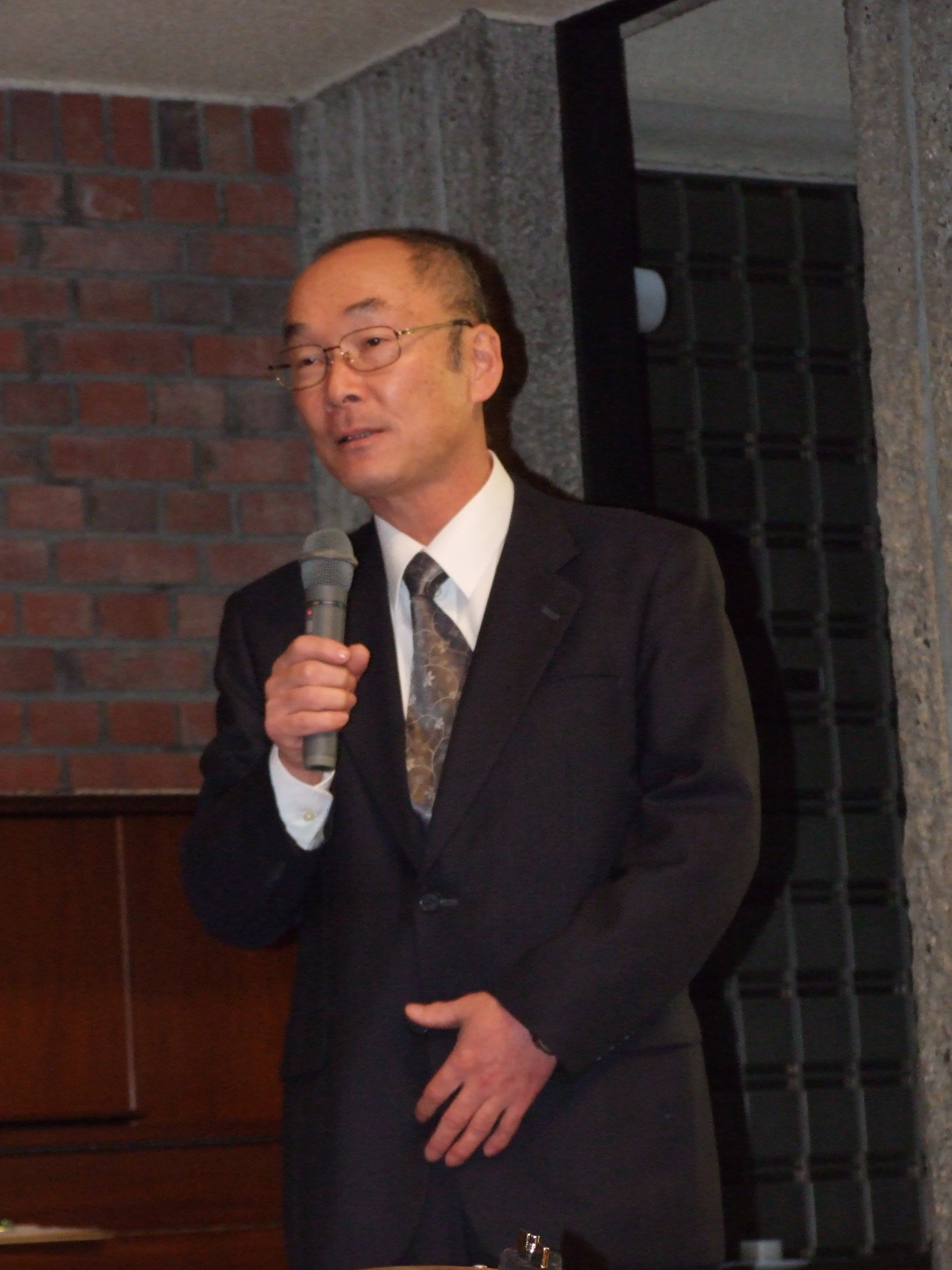 _ Event organizer Keiji Shimogaki, head of a local grassroots group, opens the event with words of welcome to the audience.  _ Event organizer Keiji Shimogaki, head of a local grassroots group, opens the event with words of welcome to the audience.