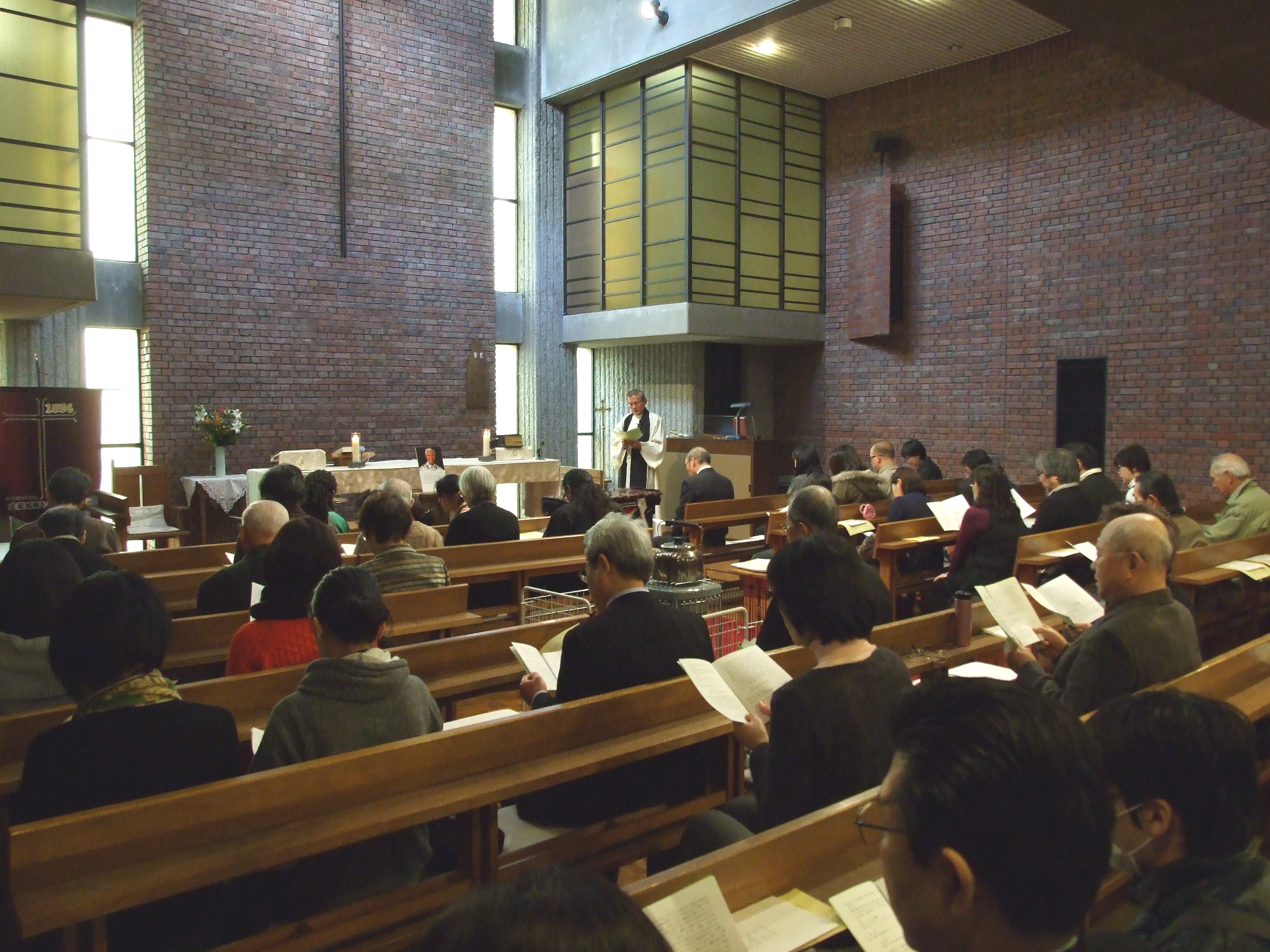 _ An estimated 100 people, both from the Japanese and foreign-resident communities (including South Africans living in Japan), attended the afternoon event.  _ An estimated 100 people, both from the Japanese and foreign-resident communities (including South Africans living in Japan), attended the afternoon event.