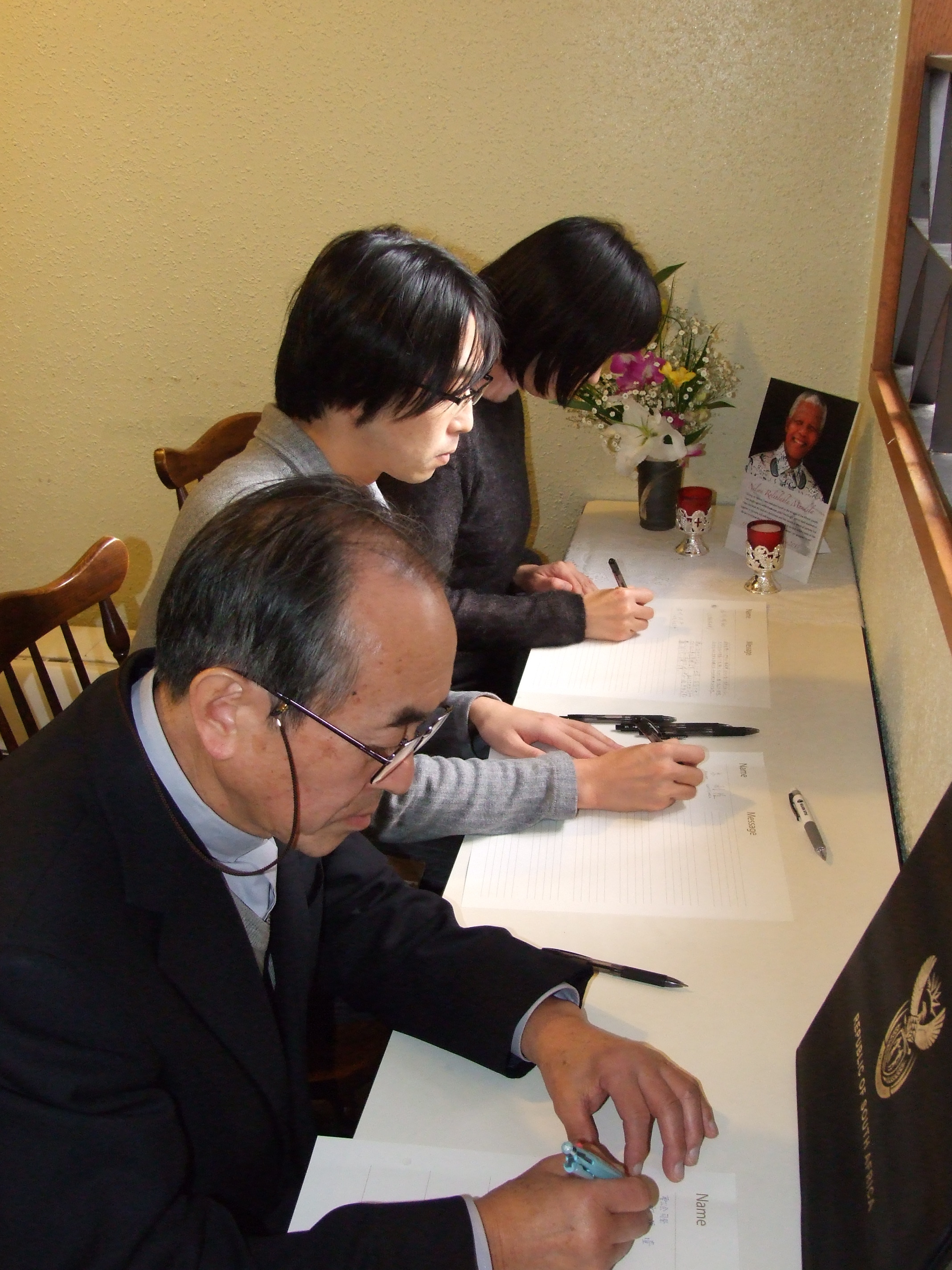_ Attendees express their final wishes for Mandela in guest books, which are to be given later to the South African ambassador in Tokyo.  _ Attendees express their final wishes for Mandela in guest books, which are to be given later to the South African ambassador in Tokyo.